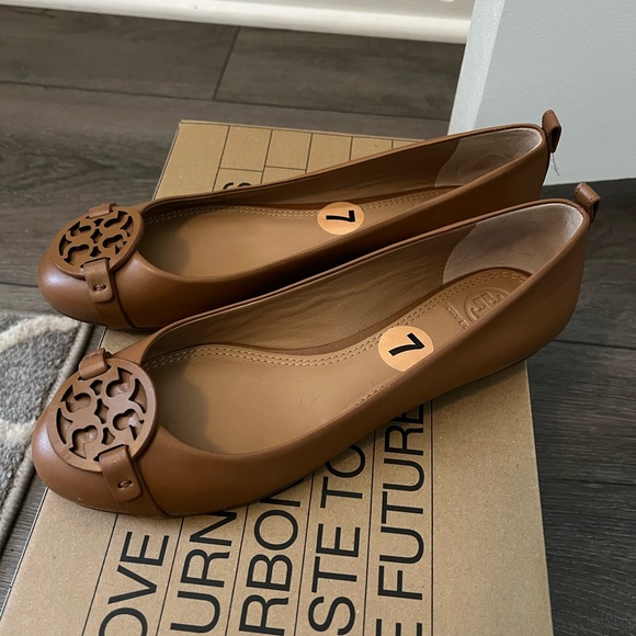 NEW Tory Burch tan flats NWOT - Picture 2 of 5